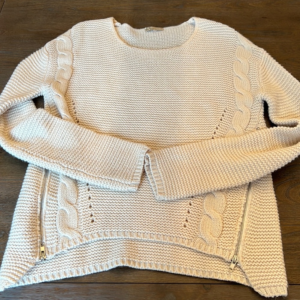 Urban day M/L cream sweater with zippers on side